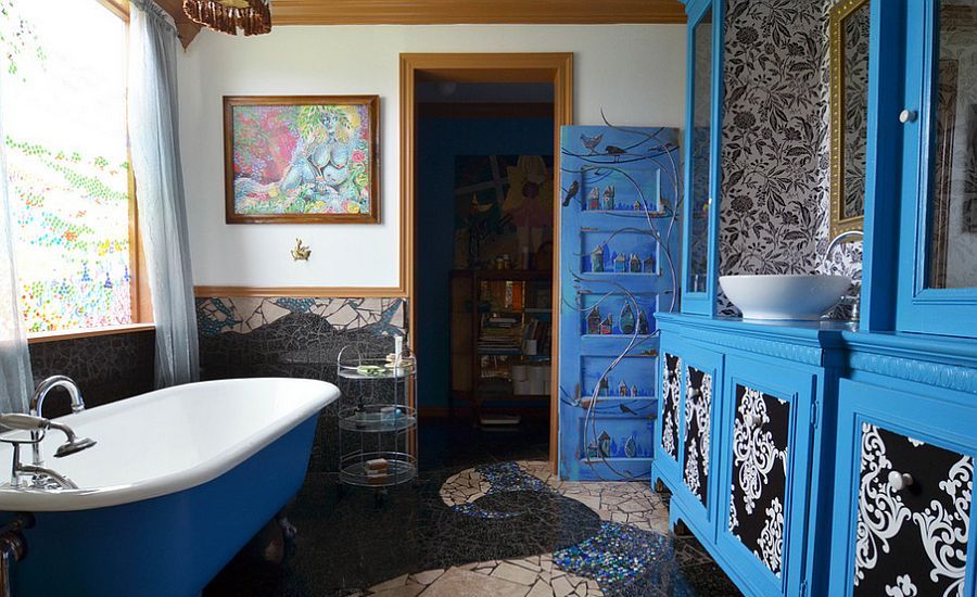 salle-de-bain-bleue-brillante-avec-un-art-mural-gorgeux